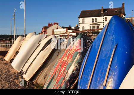 Ruderboote am Strand von Rhos auf Meer nahe Colwyn Bay in Conwy gebunden. Stockfoto