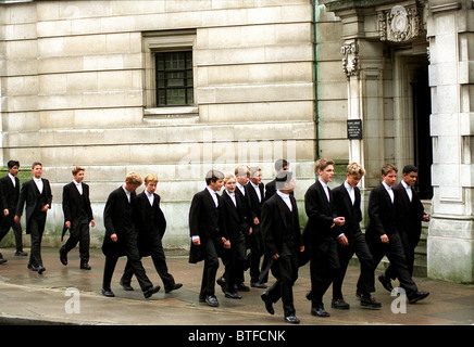 ETON BOYS VERLASSEN IHRE SCHULHAUS FÜR DEN ERSTEN TAG DES UNTERRICHTS AM ETON COLLEGE, UK Stockfoto