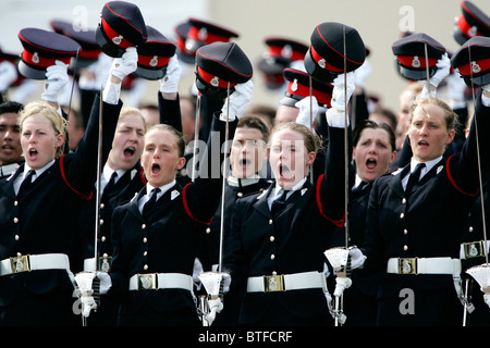 Ein dreifaches Hoch von weiblichen Offizier Kadetten bei der Übergabe, Parade an der königlichen Militärakademie Sandhurst, Surrey, UK Stockfoto