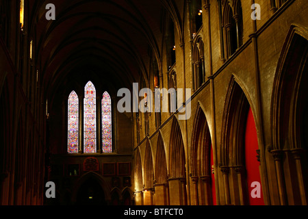 Eine Innenansicht des Kirchenschiff und Glasmalerei Fenster der St. Patricks Kathedrale in Dublin, Irland Stockfoto