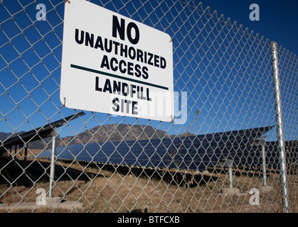 Solarpark auf der ehemaligen Mülldeponie gebaut Stockfoto