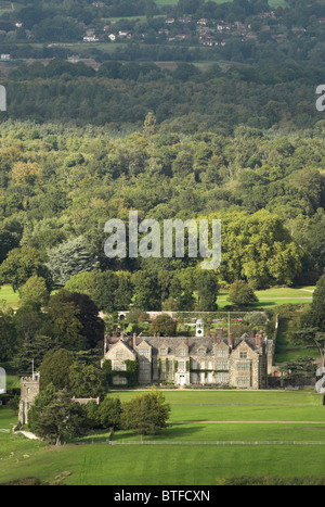 Parham House von oben auf der South Downs in West Sussex gesehen. Stockfoto