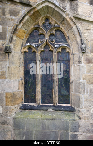 Gotisch gewölbten Fenster mit Glasmalerei bei St. Nikolaus Kirche Bradfield Sheffield South Yorkshire UK Stockfoto