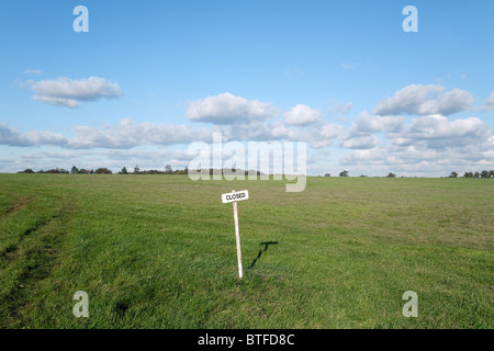 Ein eher unpassend 'Geschlossen' Zeichen in der Mitte eines Feldes, Newmarket, Suffolk, UK Stockfoto