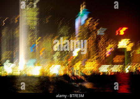 Hong Kong Island über Victoria Harbour, China. Chinesische Stadtzentrum Wolkenkratzer Neonlicht Fassaden in der Nacht. Central District Stockfoto