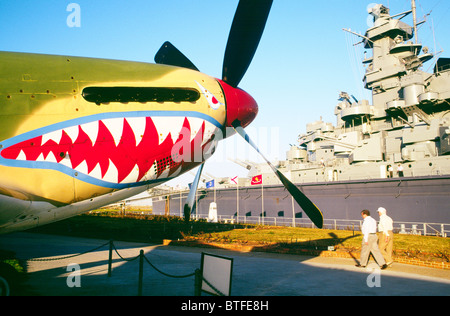 P51-D Mustang Weltkrieg zwei Jagdflugzeug steht neben der USS Alabama im Battleship Memorial Park, Mobile, Alabama, USA Stockfoto