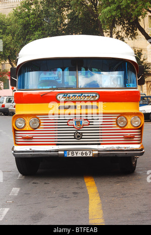 Alten Malta Bus an der Bushaltestelle Stockfoto