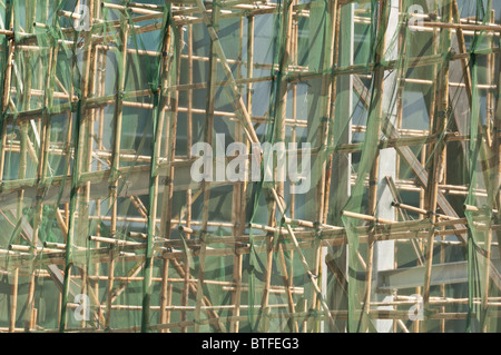 Bambus Gerst in Hongkong an der Spitze eines Wolkenkratzers unter  Entwicklung mit Arbeitnehmern, die eindeutig nicht unter Hhenangst leiden  Stockfotografie - Alamy