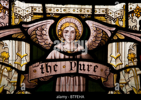 Glasmalerei-Fenster Darstellung Engel hält Banner im St.-Nikolaus-Kirche am Bradfield Sheffield South Yorkshire UK Stockfoto