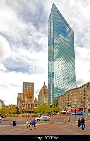 Bostoner Copley Square im Stadtteil Back Bay. Auf der linken Seite ist die Dreifaltigkeitskirche. Rechts ist der John Hancock Tower. Stockfoto