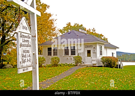 Die urige lokale Bibliothek von Somesville, Maine, auf Mount Desert Island stammt aus dem Jahr 1905. Beachten Sie die wi-Fi-Zeichen. Stockfoto