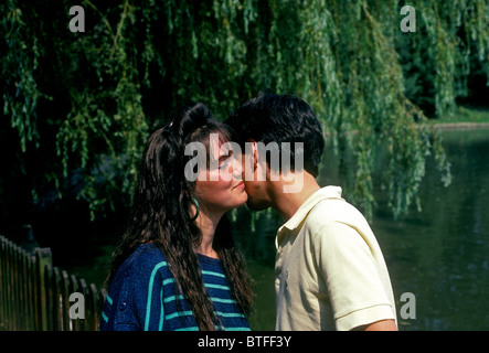 2, zwei französische Studenten, Freunde, Gruß, Hallo, küssen Kuss auf Wange, Küsse auf die Wange, Verneuil-Sur-Seine, Ile de France, Frankreich, Europa Stockfoto