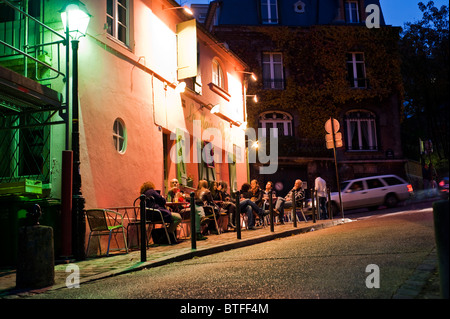 Paris, Frankreich, Straßenszene, Menschen im Montmartre-Viertel, Essen im Pariser Café Bistro bei Nacht, 'La Maison Rose' Viertel Stockfoto