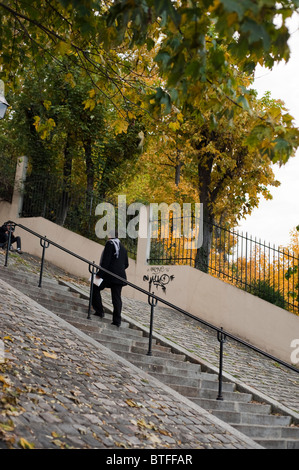 Paris, Frankreich, Straßenszene, Mann Treppen steigen Menschen, die draußen im Montmartre-Viertel spazieren, Stockfoto