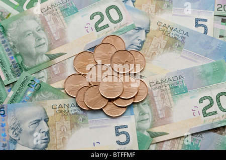 Eine erhöhte Ansicht der kanadischen Geld: Spinner sowie fünfundzwanzig Dollar-Scheine. Stockfoto