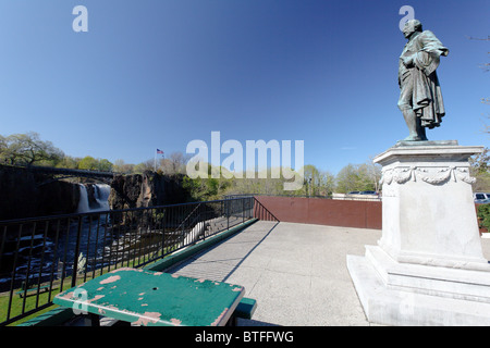 Alexander Hamiltons Statue an die Great Falls / S.U.M National Historic Landmark. Passaic, New Jersey Stockfoto