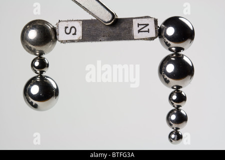 Stahl-Kugellager Magnet angezogen Stockfoto