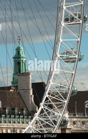 Das "London Eye" Millennium Wheel in den Vordergrund mit dem Londoner Aquarium County Hall oder alte GLC Gebäude an der Rückseite. Stockfoto