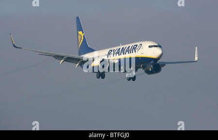 Ryan Air Jet kommt ins Land am Londoner Flughafen Gatwick. Bild von James Boardman Stockfoto