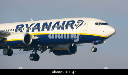 Ryan Air Jet kommt in London Gatwick Flughäfen landen. Bild von James Boardman Stockfoto