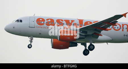 Ein Easy Jet Airbus A319-111 kommt in London Gatwick Air Bild von James Boardman zu landen Stockfoto