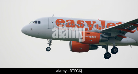 Ein Easy Jet Airbus A319-111 kommt in am Londoner Flughafen Gatwick landen. Bild von James Boardman Stockfoto