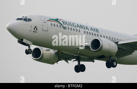 Bulgarien Air Boeing 737-330 kommt in am Londoner Flughafen Gatwick landen. Stockfoto