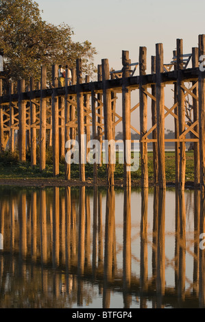 U Bein Brücke, Thaungthaman See; Amarapura, Burma, Myanmar Stockfoto