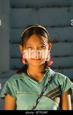 Birma Mädchen mit Thanaka Rinde Make-up, Amarapura, Burma, Myanmar Stockfoto
