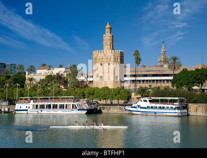 Spanien, Sevilla, Torre del Oro, der goldene Turm cruise Boote und Kanu auf dem Fluss Guadalquivir Stockfoto