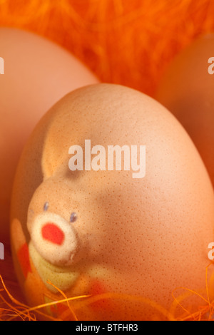 Ostereier mit Hase in Orange verschachteln Stockfoto
