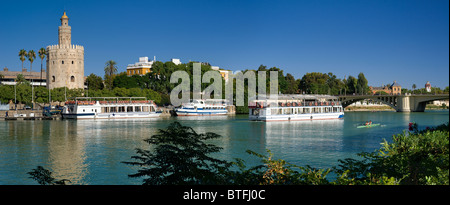 Spanien, Andalusien, Sevilla, Torre del Oro, der goldene Turm cruise Boote und Kanu auf dem Fluss Guadalquivir Stockfoto