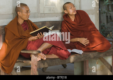Lesung-buddhistische Mönche, MahaGandhayon Kyaung Kloster, Amarapura, Burma, Myanmar Stockfoto