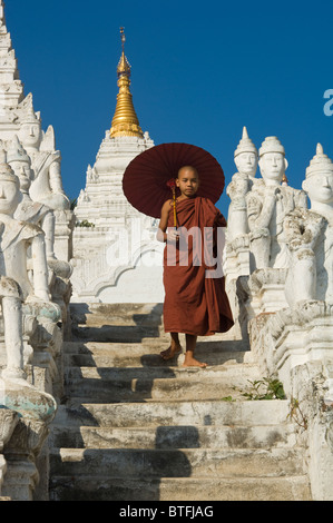 Settawya-Pagode, Young buddhistischer Mönch mit einem roten Dach herab, die Treppen, Mingun, Burma, Myanmar Stockfoto