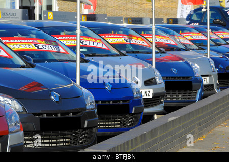 Ilford East London Renault verwendet Gebrauchtwagen Autohaus Vorplatz Zeile in der Reihe der Händlerwagen mit Freiverkauf anzeigen Preisschild Label England UK Stockfoto