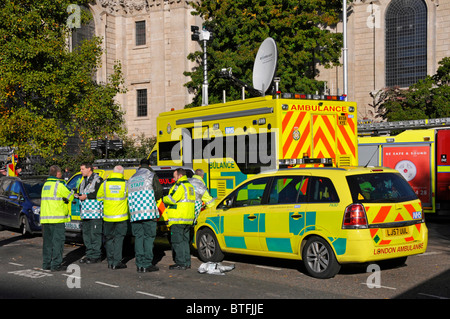 Notfalldienste stehen nach unten nach der Teilnahme an einem Chemieunfall Zwischenfall in der Londoner City Stockfoto