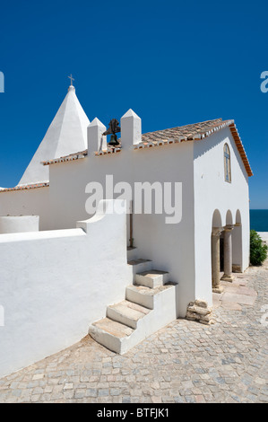 Portugal, Algarve, Armacao de Pera, Kapelle Nossa Senhora da Rocha auf den Klippen Stockfoto