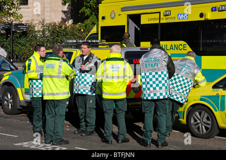 Notfalldienste stehen nach unten nach der Teilnahme an einem Chemieunfall Zwischenfall in der Londoner City Stockfoto