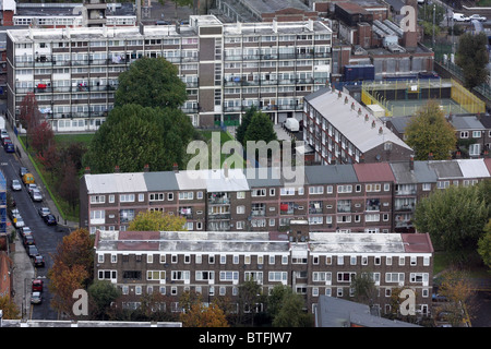 Niedrige Leibhöhe Wohnblocks in London Stockfoto