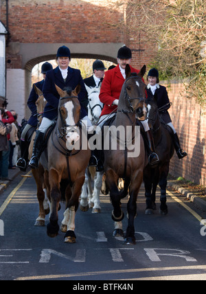 Atherstone Hunt, New Years Day. Fahrer den Kopf ab vom Marktplatz entfernt, an der jährlichen New Years Day Jagd teilzunehmen. Stockfoto