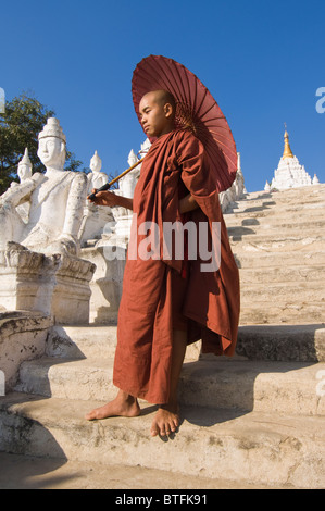 Settawya-Pagode, Young buddhistischer Mönch mit einem roten Dach herab, die Treppen, Mingun, Burma, Myanmar Stockfoto