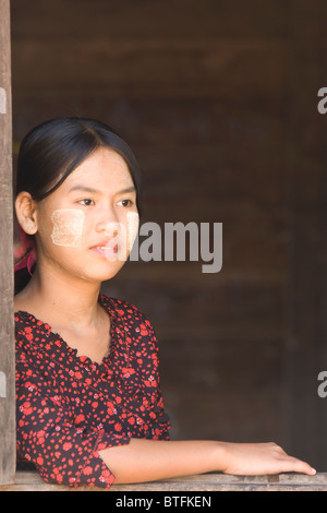 Porträt einer jungen burmesischen Frau, Bagan (Pagan), Myanmar (Burma) Stockfoto