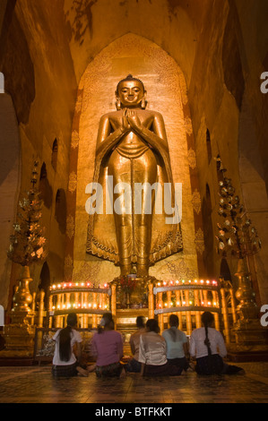 Anbeter vor der Buddha-Statue, Ananda Tempel, Bagan (Pagan), Myanmar (Burma) Stockfoto
