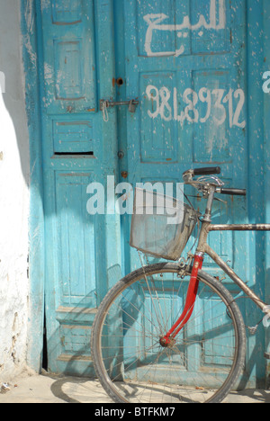 Fahrrad gelehnt alte Tür Stockfoto