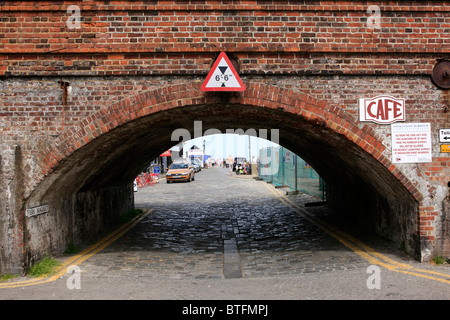 Eine sehr niedrige Brücke durch diesen Tunnel zu den Fiish Markt in Folkestone Harbourside Kent Stockfoto