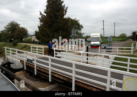 Rea Drehbrücke auf der Gloucester und Schärfe-Kanal geöffnet, um den Durchgang eines Bootes zu ermöglichen Stockfoto