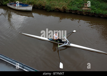 Solo weibliche Ruderer am Gloucester und Schärfe-Kanal Stockfoto