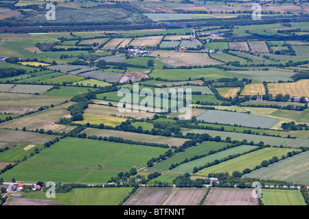 Luftaufnahme des landwirtschaftlichen Landschaft mit Feldern, Wiesen und Hecken, Schleswig-Holstein, Deutschland. Stockfoto