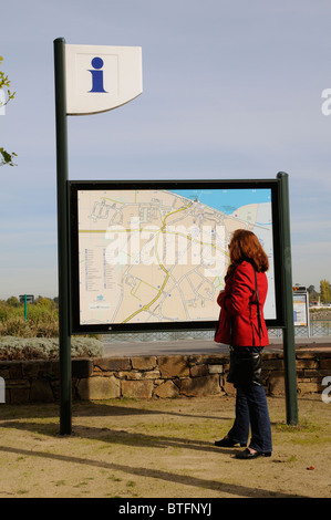 Frau liest eine Tourist-Information an Bord neben dem Fluss Loire bei Le Pellerin in der Nähe von Nantes Frankreich Stockfoto