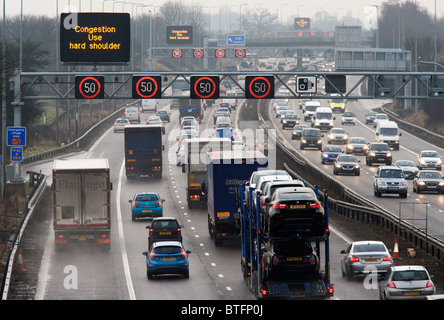 Beschilderung auf der Autobahn M42 in den West Midlands Beratung Autofahrer auf dem Standstreifen verwenden, wenn Staus Stockfoto